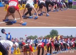 国足VS澳大利亚现场！全场球迷打开闪光灯纪念成都小球迷林子金